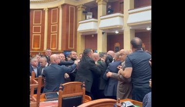 Αλβανία: Χάος στο Κοινοβούλιο με μπουνιές και χειροδικίες μεταξύ βουλευτών (βίντεο)