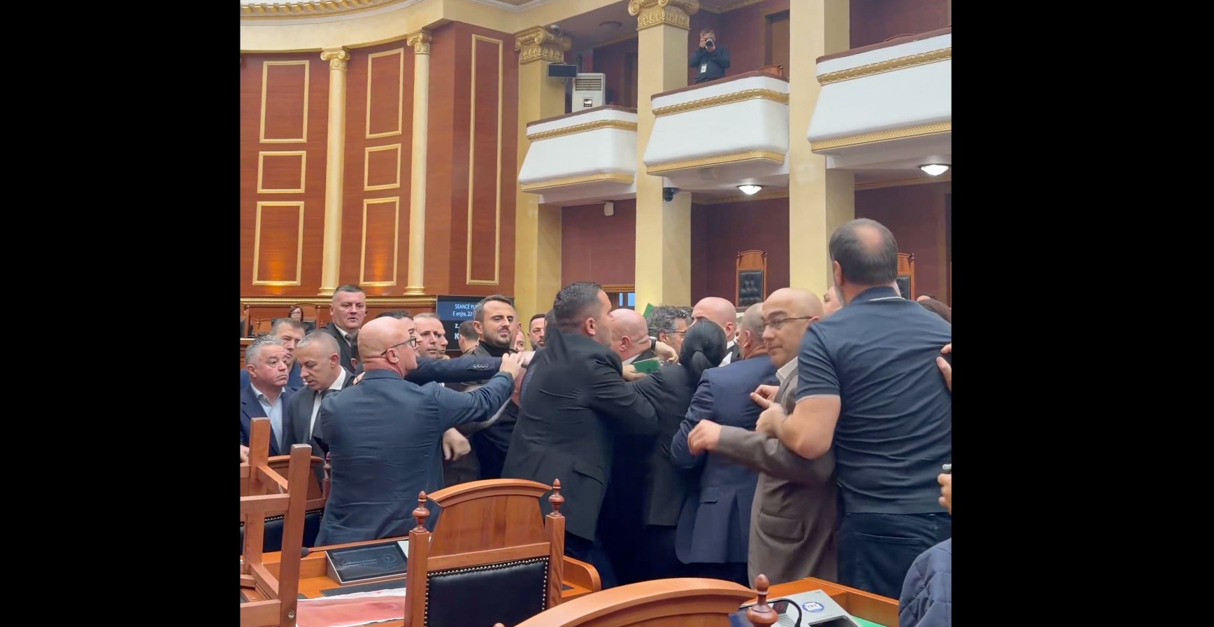 Αλβανία: Χάος στο Κοινοβούλιο με μπουνιές και χειροδικίες μεταξύ βουλευτών (βίντεο)