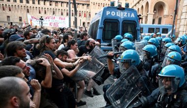 Μπολόνια: Σοκάρουν τα βίντεο από τις ταραχές που συγκλόνισαν την πόλη
