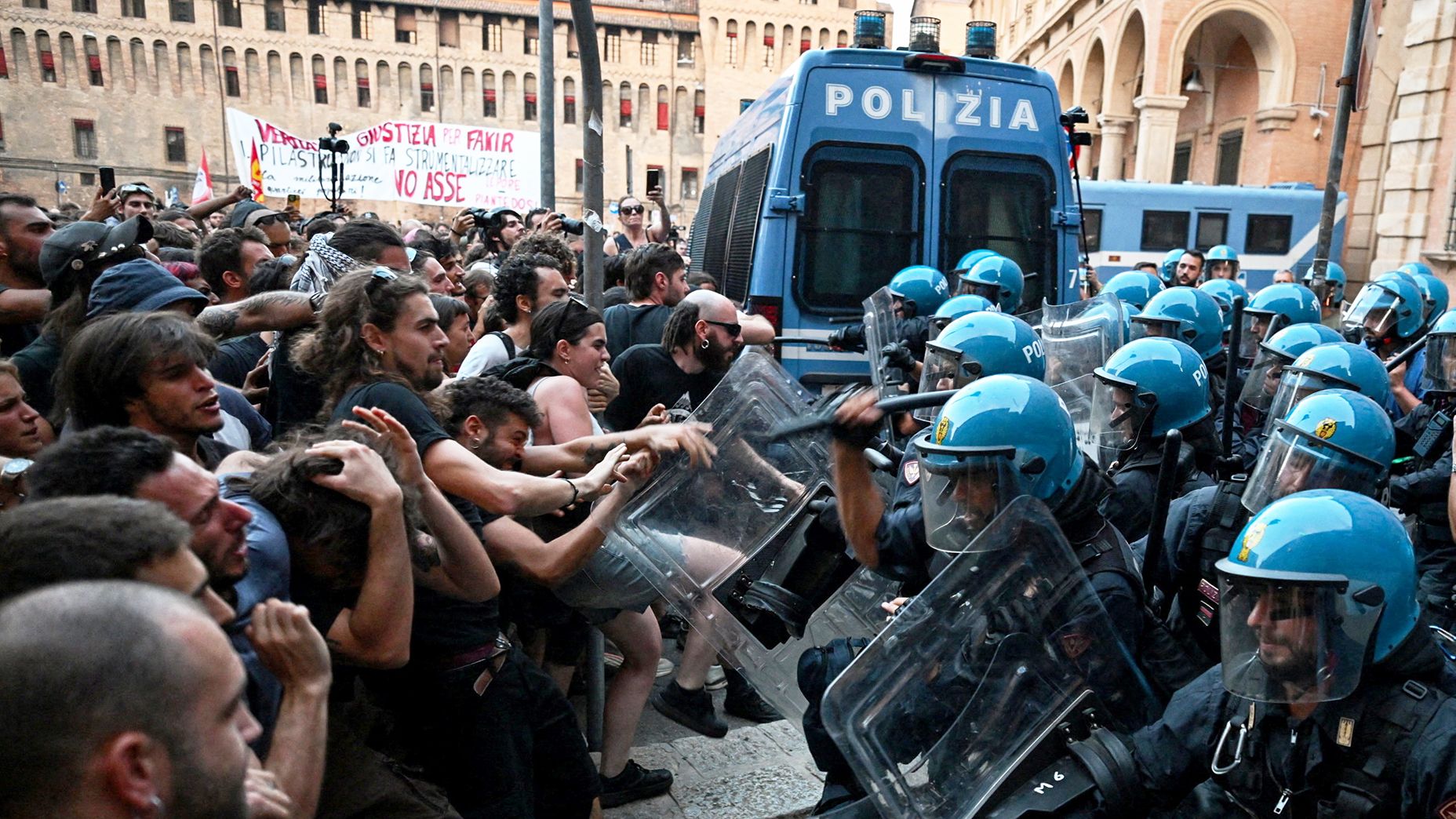 Μπολόνια: Σοκάρουν τα βίντεο από τις ταραχές που συγκλόνισαν την πόλη