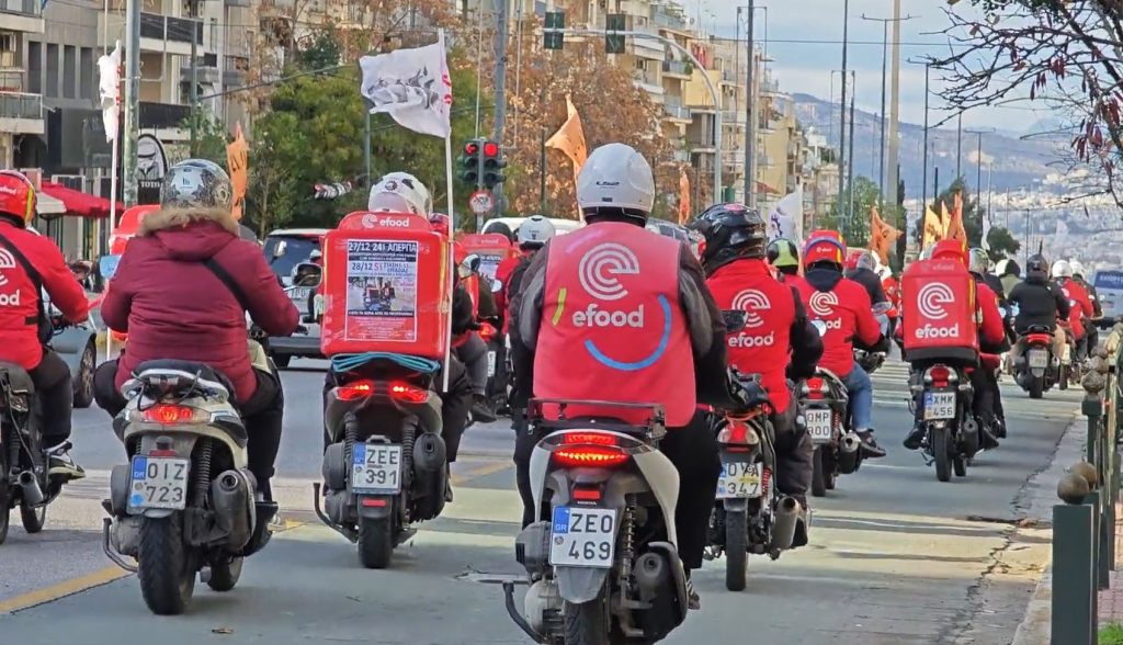 Διανομείς efood: Τετράωρη στάση εργασίας σήμερα και συγκέντρωση στο υπουργείο Εργασίας