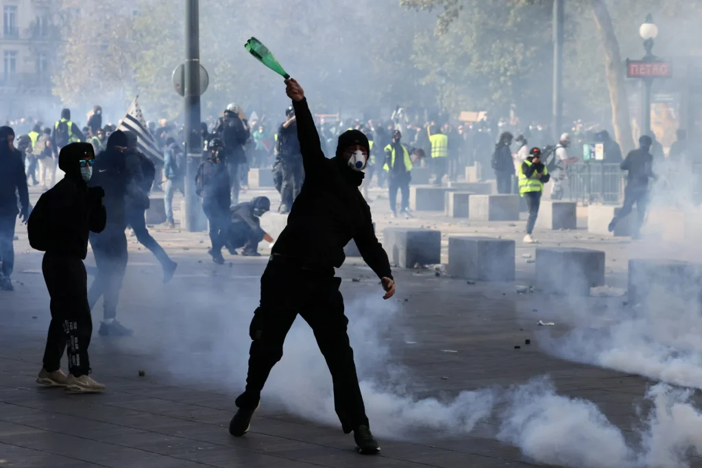 Γαλλία: Απαγορεύσεις διαδηλώσεων και έκτακτο συμβούλιο υπό τον Ε.Μακρόν