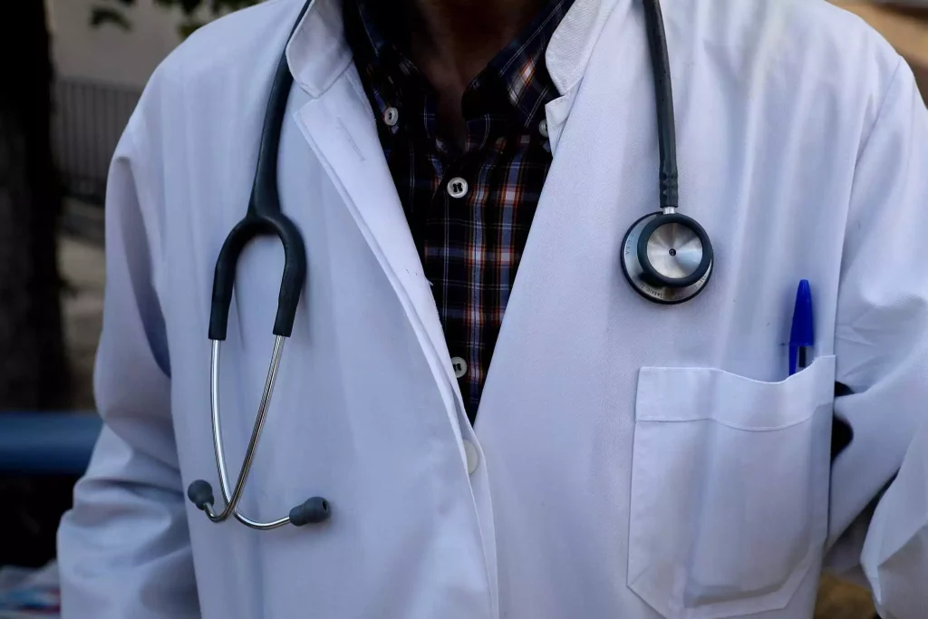 Νεκρός 65χρονος γυναικολόγος μέσα στο ιατρείο του στην Εύβοια – Ποιος ήταν ο Βασίλης Παπαευσταθίου