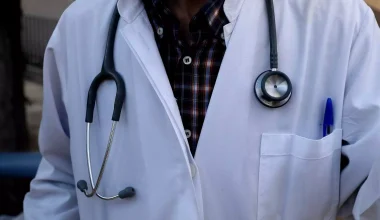 Νεκρός 65χρονος γυναικολόγος μέσα στο ιατρείο του στην Εύβοια – Ποιος ήταν ο Βασίλης Παπαευσταθίου