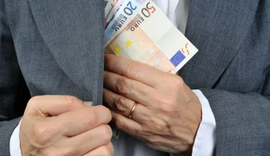 SMS «φωτιά» για τα στημένα: «Ποιους θέλεις να αποβάλω με πέντε φάουλ;»