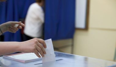 Metron Analysis: Στο 30% η ΝΔ – Το 65% «βλέπει» τη χώρα σε λάθος κατεύθυνση