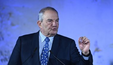 Στο «Ιωνικό Κέντρο» της Νέας Ιωνίας ο Κώστας Καραμανλής: Τον υποδέχθηκε ο μητροπολίτης Γαβριήλ