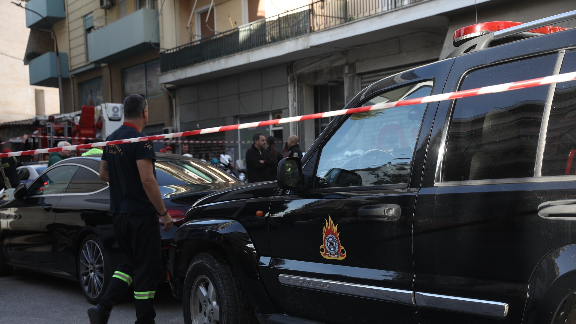 Κολωνός: Στο μικροσκόπιο τα υπολείμματα του εκρηκτικού μηχανισμού – Στο χειρουργείο ο αστυνομικός