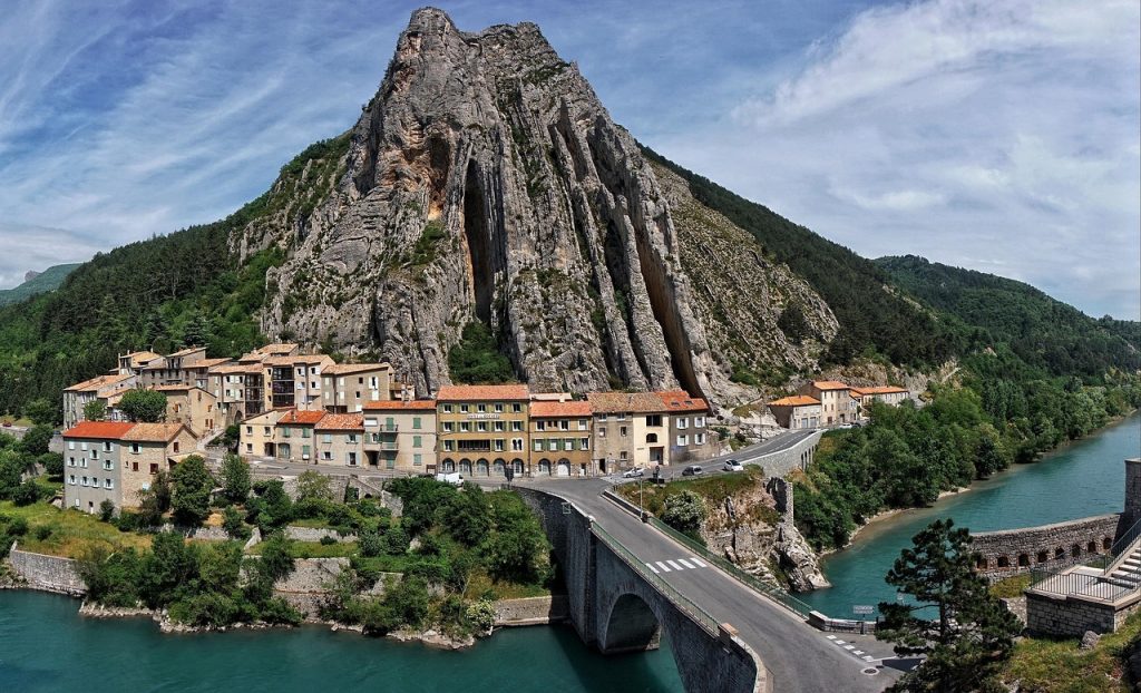 Rocher de la Baume: Ο εντυπωσιακός βράχος στη Γαλλία που δεσπόζει πάνω από τον ποταμό Durance (φώτο)
