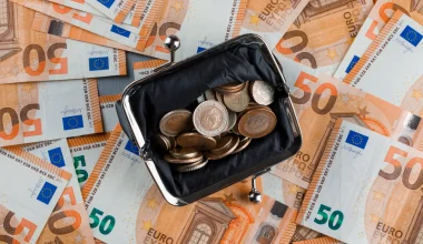 ΑΑΔΕ: «Ραβασάκια» σε χιλιάδες συνταξιούχους για αναδρομικά του 2020 – Έως 72 δόσεις οι φόροι