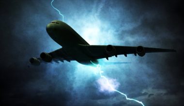 Βίντεο: Κεραυνός χτύπησε αεροσκάφος της LATAM εν μέσω καταιγίδας – Η στιγμή που φωτίζεται η καμπίνα