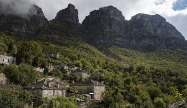 Μικρό Πάπιγκο: Το πέτρινο χωριό της Ηπείρου κάτω από τους επιβλητικούς Πύργους της Αστράκας