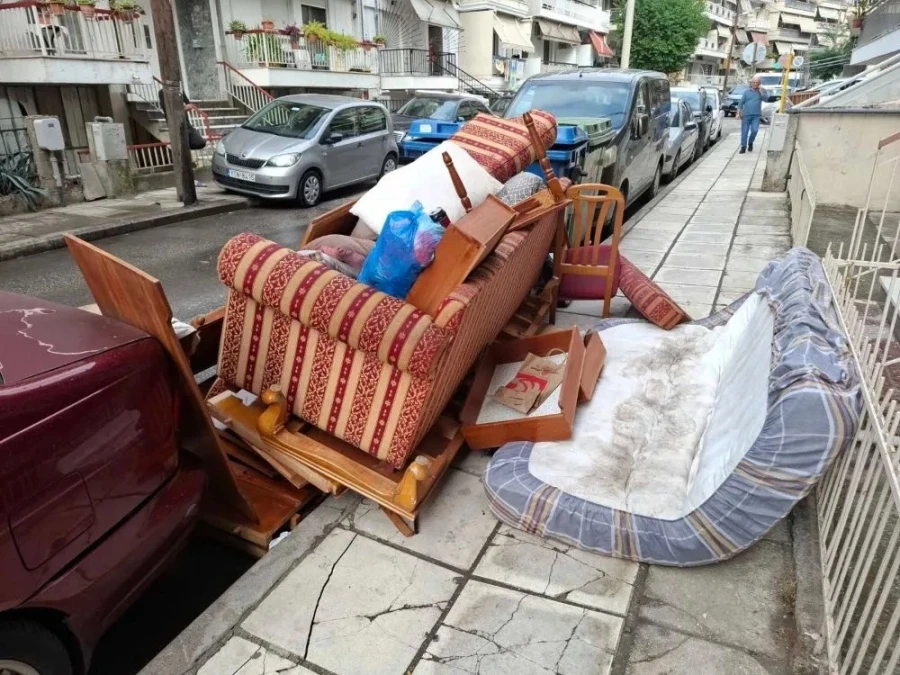 Θεσσαλονίκη: Το πρόστιμο που «έφαγε» δημότης επειδή πέταξε έπιπλα στο πεζοδρόμιο (φώτο)