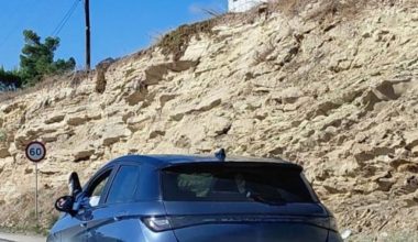 Παραλιακή: Οδηγούσε με το πόδι έξω από το παράθυρο (φώτο)