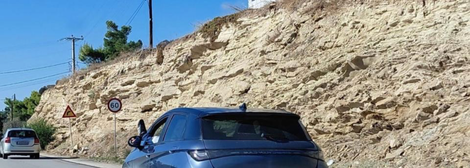 Παραλιακή: Οδηγούσε με το πόδι έξω από το παράθυρο (φώτο)