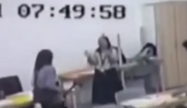 Μαλαισία: Σοκάρει βίντεο με 16χρονο που επιτίθεται με τσεκούρι σε καθηγήτρια (σκληρά πλάνα)
