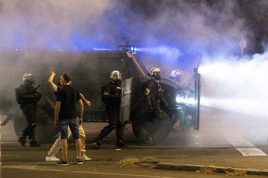 Ταραχές σε Σερβία και Γαλλία: Μαζικές διαδηλώσεις δοκιμάζουν τις κυβερνήσεις τους