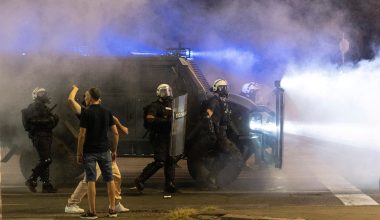 Ταραχές σε Σερβία και Γαλλία: Μαζικές διαδηλώσεις δοκιμάζουν τις κυβερνήσεις τους