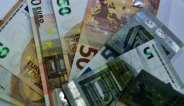 Πόσα μετρητά υπάρχουν πραγματικά στον κόσμο: Tι θα γινόταν αν τα ζητούσαμε όλοι μαζί;