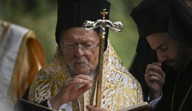 Ο Πατριάρχης Βαρθολομαίος αποδέχτηκε και αναγορεύτηκε επίτιμος διδάκτορας στο πανεπιστήμιο Βατικανού
