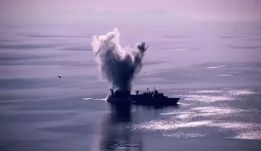 Εντυπωσιακή στρατιωτική άσκηση στο Αιγαίο: Το Πολεμικό Ναυτικό βύθισε παροπλισμένη φρεγάτα (βίντεο)