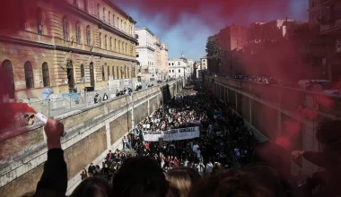 Ιταλία: Σοκάρει βίντεο από τις διαδηλώσεις – Η στιγμή που κανόνι νερού εκτοξεύει στον «αέρα» γυναίκα