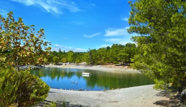 Πέντε ιδανικοί φθινοπωρινοί προορισμοί σε απόσταση μόλις μίας ώρας από την Αθήνα