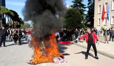 Τίρανα: Στις φλόγες οι καρέκλες που έστησε ο Έντι Ράμα για διάλογο με τους διαδηλωτές