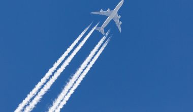 Αεροπλάνα: Πώς σχηματίζονται οι λευκές γραμμές που βλέπουμε στον ουρανό