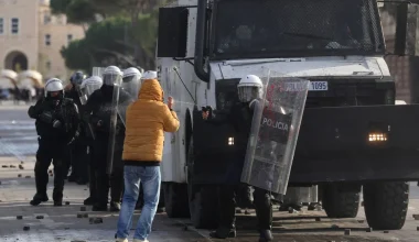 Αλβανία: Άγριες συγκρούσεις με μολότοφ, δακρυγόνα και πλαστικές σφαίρες – 8 τραυματίες