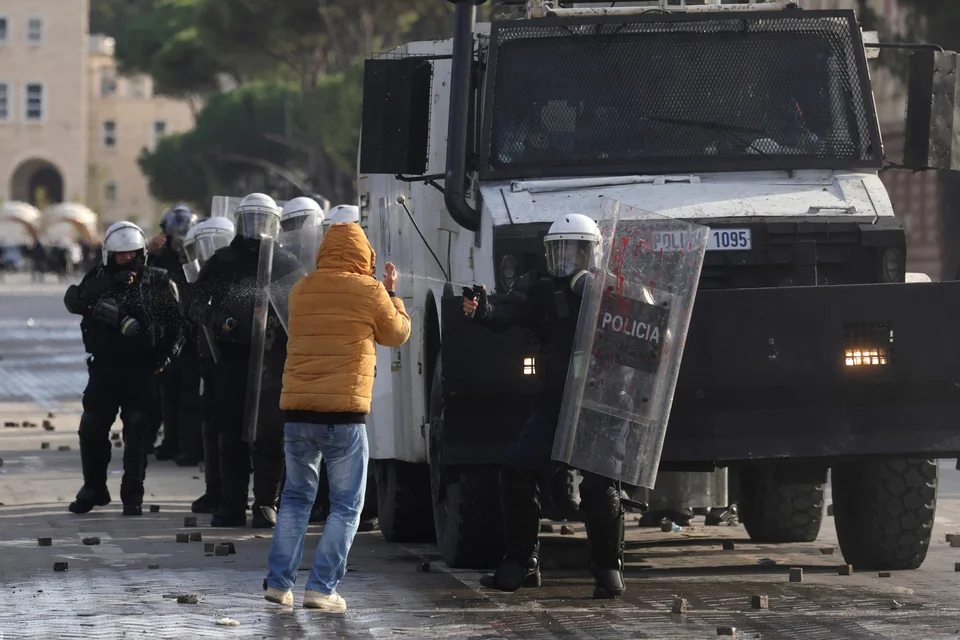 Αλβανία: Άγριες συγκρούσεις με μολότοφ, δακρυγόνα και πλαστικές σφαίρες – 8 τραυματίες