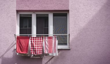 Απλωμένα ρούχα στο μπαλκόνι: Πότε κινδυνεύετε με πρόστιμο έως 500 ευρώ