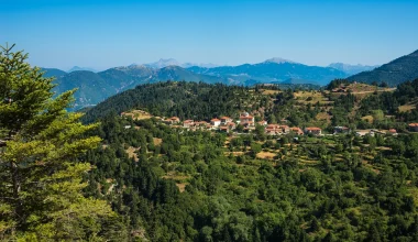 Φιδάκια Ευρυτανίας: Το πέτρινο χωριό στα 960 μέτρα με την εντυπωσιακή θέα στη λίμνη Κρεμαστών
