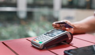 Εκτοξεύτηκαν οι συναλλαγές με κάρτες: Στα 60 δισ. ο τζίρος το α’ εξάμηνο – Τι έδειξε έρευνα της ΤτΕ