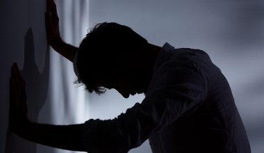 Αυτά είναι τα έξι σημάδια που μπορεί να δείχνουν ότι υποφέρετε από κατάθλιψη