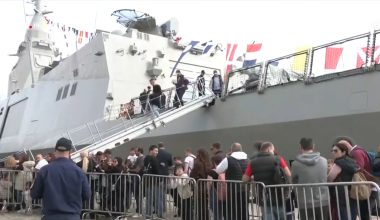 «Ουρές» πολιτών στη Θεσσαλονίκη για να μπουν στο εσωτερικό της φρεγάτας «Κίμων» (βίντεο)