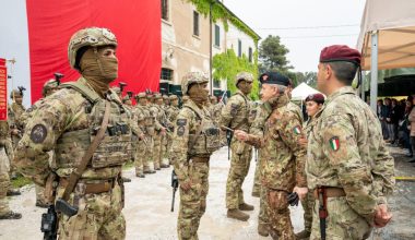 Οι πρώτες εικόνες Ιταλών αλεξιπτωτιστών που κάνουν περιπολίες στο Μιλάνο: Δεν πέφτει βελόνα (βίντεο)