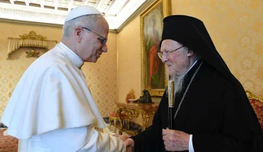 Συνάντηση του πάπα Λέοντα ΙΔ΄ με τον Οικουμενικό Πατριάρχη Βαρθολομαίο στο Βατικανό