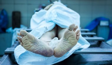 Γιατί οι νεκροί θάβονται με τα καλύτερα ρούχα τους; – Πώς «γεννήθηκε» το έθιμο