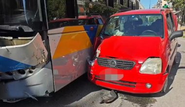 Τροχαίο στην Καλλιθέα: Αυτοκίνητο «κόλλησε» σε λεωφορείο – Τραυματίστηκαν δύο άτομα (φωτο)