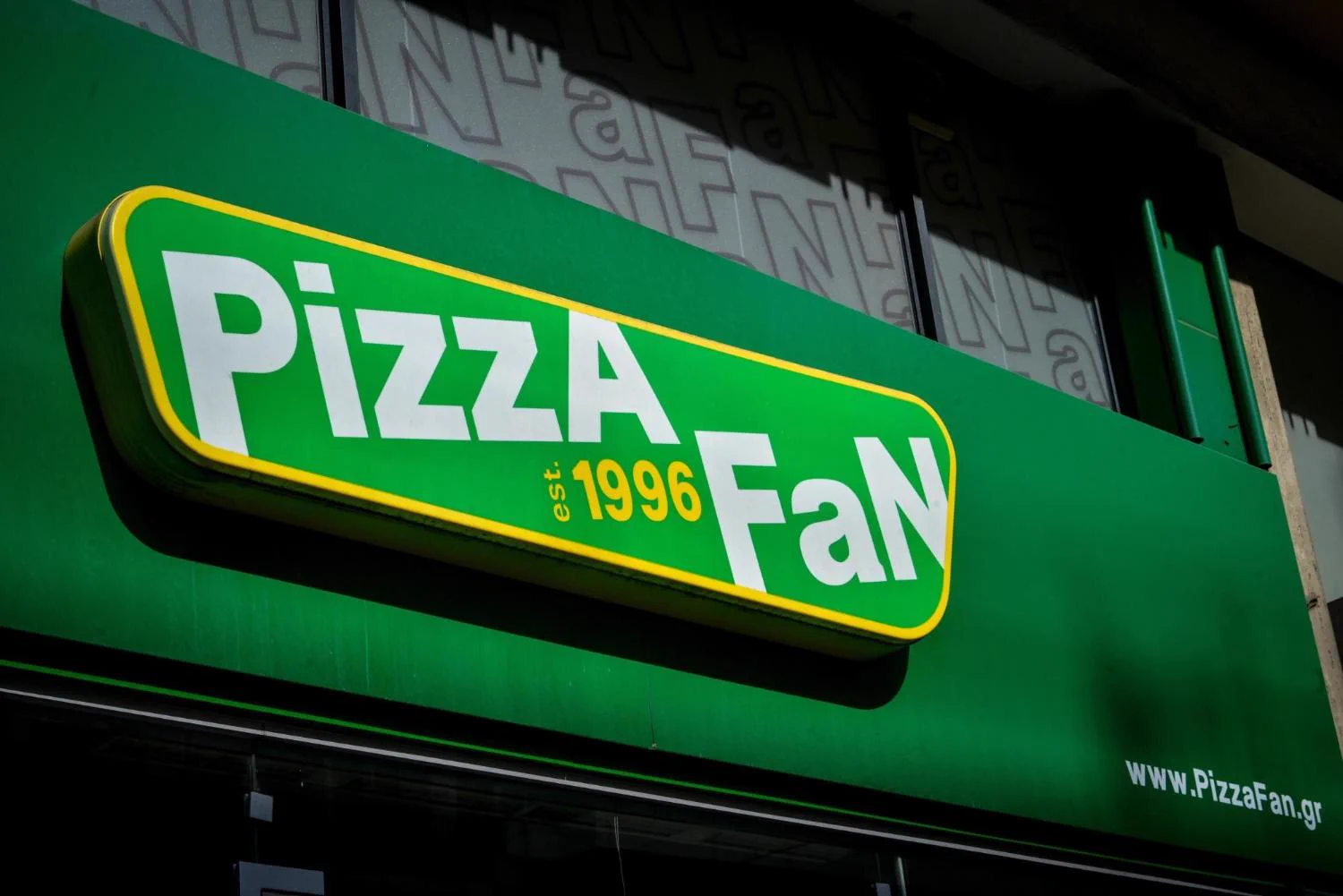 Το ανθρώπινο δράμα πίσω από το λουκέτο στην Pizza Fan: 2.500 οικογένειες στον δρόμο