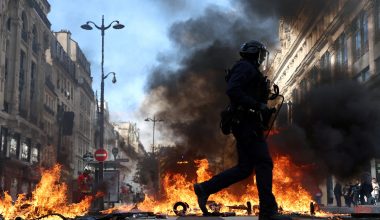 Σάτιρα μέσω AI: Ξεναγός δείχνει αξιοθέατα σε τουρίστες ανάμεσα σε φλόγες και οδοφράγματα