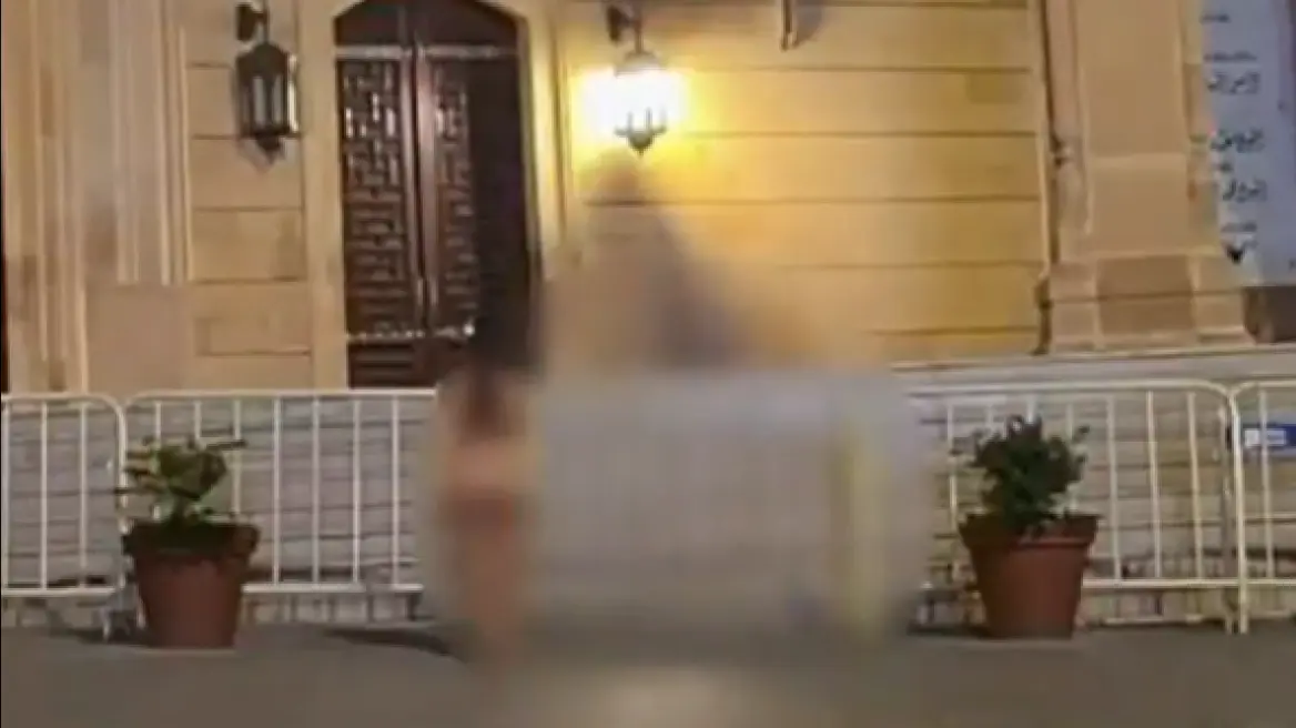 Ημίγυμνη γυναίκα έκανε live στο TikTok μπροστά από τέμενος στην Βηρυτό (βίντεο)