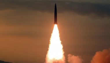 Σαουδική Αραβία: Οι Χούθι εκτόξευσαν βαλλιστικό πύραυλο κατά του Ριάντ – Τρεις εκρήξεις (βίντεο)