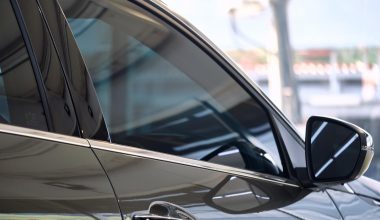 «Έξυπνα» τζάμια στα αυτοκίνητα: Η τεχνολογία που αλλάζει τη φωτεινότητα και περιορίζει τη ζέστη