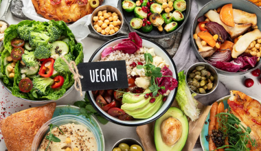 Vegan διατροφή: Οι 7 μύθοι που μπορεί να σας οδηγήσουν σε διατροφικές ελλείψεις
