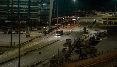 Αδιανόητη τραγωδία στον Πειραιά: Αυτοκίνητο έπεσε στο λιμάνι – Νεκρός 45χρονος, αγνοούνται δύο άτομα