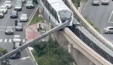 Σάο Πάολο: Συρμός του μετρό συγκρούστηκε με γερανό δευτερόλεπτα μετά την πτώση του στις γραμμές