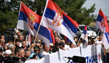Βίντεο: Μεγάλη προσέλευση του κόσμου στις εκλογές της Σερβίας – Καταγγελίες για παρατυπίες & εξαγορά