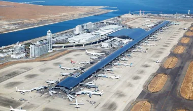 Το αεροδρόμιο που δημιουργήθηκε πάνω σε τεχνητό νησί και δίνει μάχη για να μην βυθιστεί